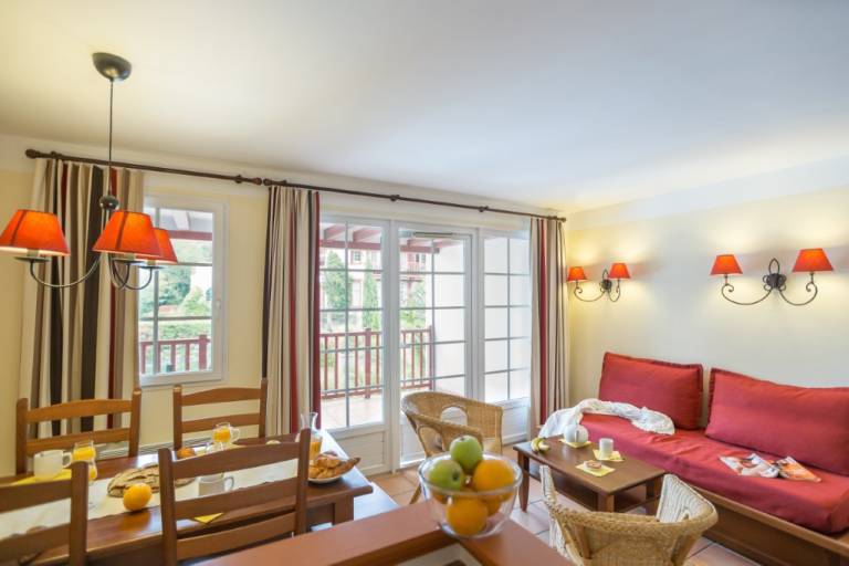 Apartment with pool — photo 3