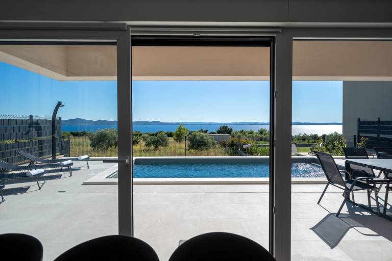 Fully equipped pleasant villa with private pool, patio & yard | Pets allowed — photo 2