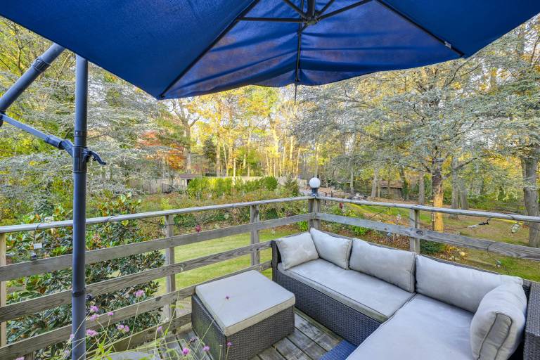 Cozy Dix Hills Apt w Deck 7 Mi to Beach