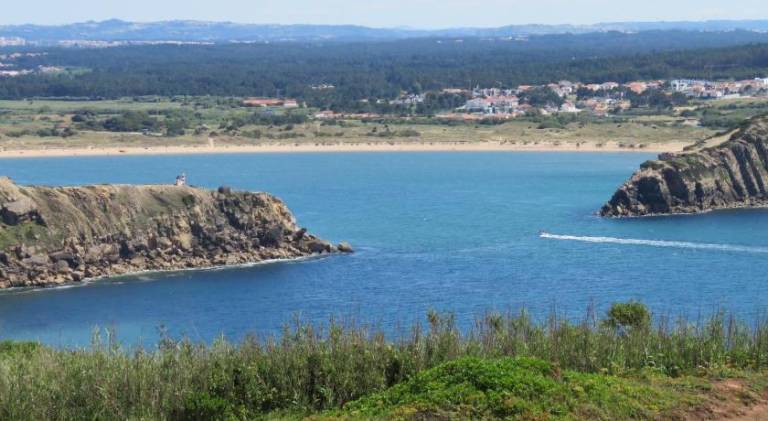 Holiday apartment with barbecue, terrace & yard in Leiria