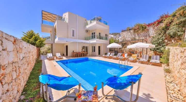Nice villa with yard, jacuzzi & private pool | Suitable for remote work | Pet-friendly — photo 3