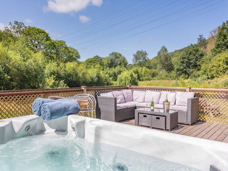 Waterside Lodge Sixteen UK13038