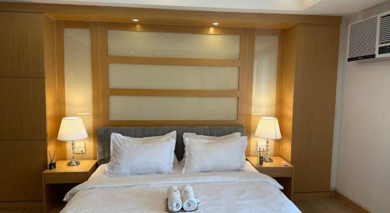 Beautiful serviced apartment with terrace, pool & sauna | Dogs allowed in Taguig