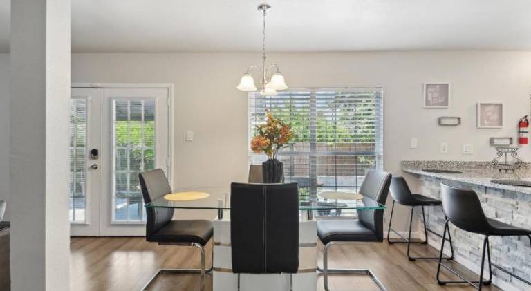 Modern Rental Near Medical Center, Six Flags, UTSA, La Cantera, Lackland AFB — photo 3
