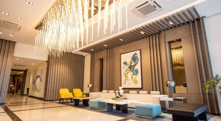 Spacious serviced apartment with yard, pool & patio | Pet-friendly — photo 4