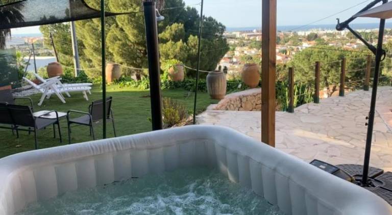 Vacation home with grill, private pool & patio — photo 4