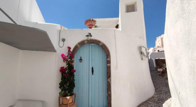 Vacation home with terrace & garden in Santorini