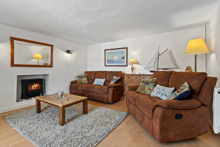 Family-friendly lovely cottage with yard & patio | Garden view | Close to the beach | Pets are welcome — photo 3