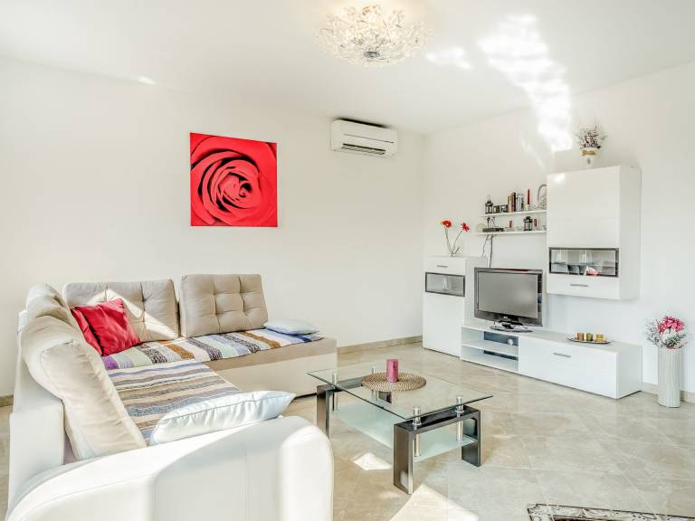 Fully equipped holiday apartment with barbeque, pool & yard | Pet-friendly — photo 2