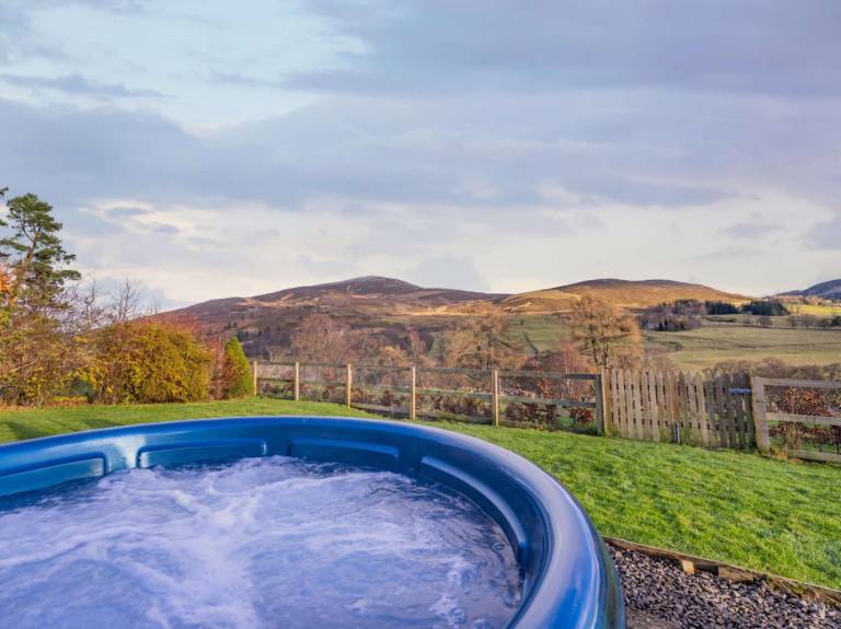 Fully equipped charming cottage with BBQ, yard & hot tub | Water view | Dogs allowed in Perth