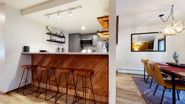 Condo with hot tub, sauna & BBQ — photo 2