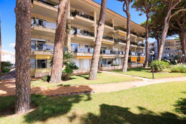 Holiday apartment with terrace & yard — photo 2