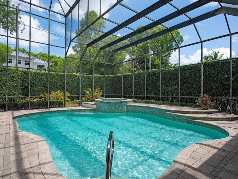 House with private pool, patio & hot tub — photo 3