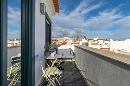 Charming 3 level house in Lagos center great balcony views and near beach — photo 4