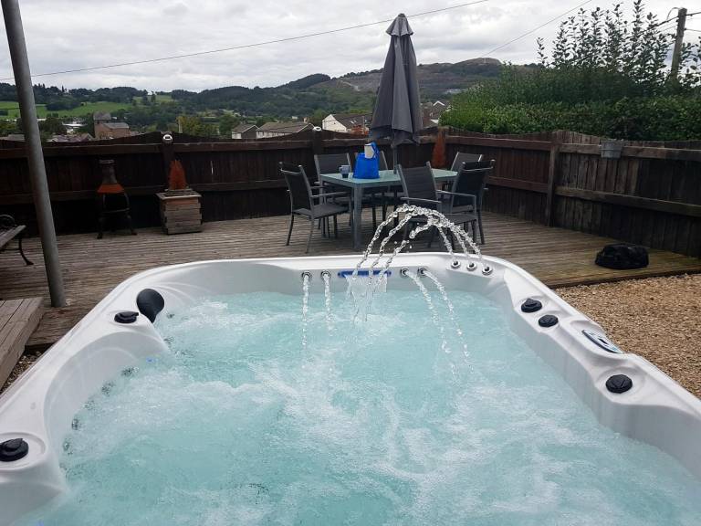 Cottage with jacuzzi, patio & garden — photo 3
