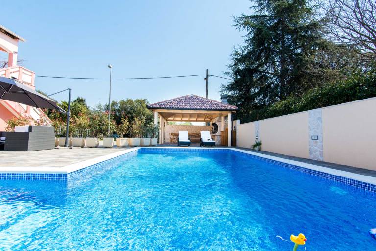 Fully equipped vacation home with grill, private pool & terrace | Pets allowed — photo 2
