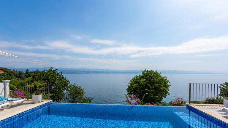 Villa with patio, pool & BBQ in Lovran