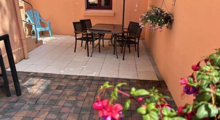 Rental apartment with yard & patio — photo 4