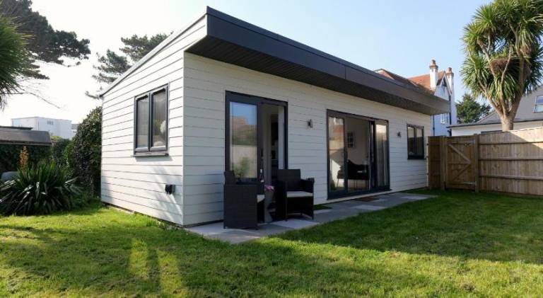 Villa Maria Southbourne - 2 Mins to Beach - Coastal - Dog-Friendly - Modern Luxury - Large Private G in Christchurch