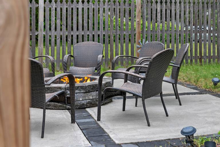 Saratoga Backyard Spa Retreat Hot Tub Pool Fire Pit & Outdoor Dining — photo 5