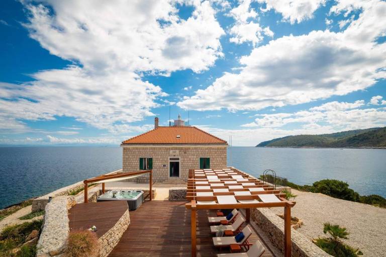 Villa with hot tub, garden & barbeque — photo 2