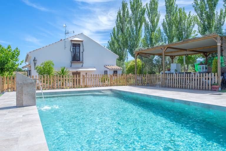 Vacation home with garden, barbeque & private pool | Mountain view — photo 2