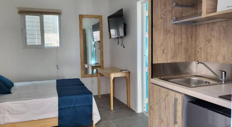 Crawlbay Suites Hotel