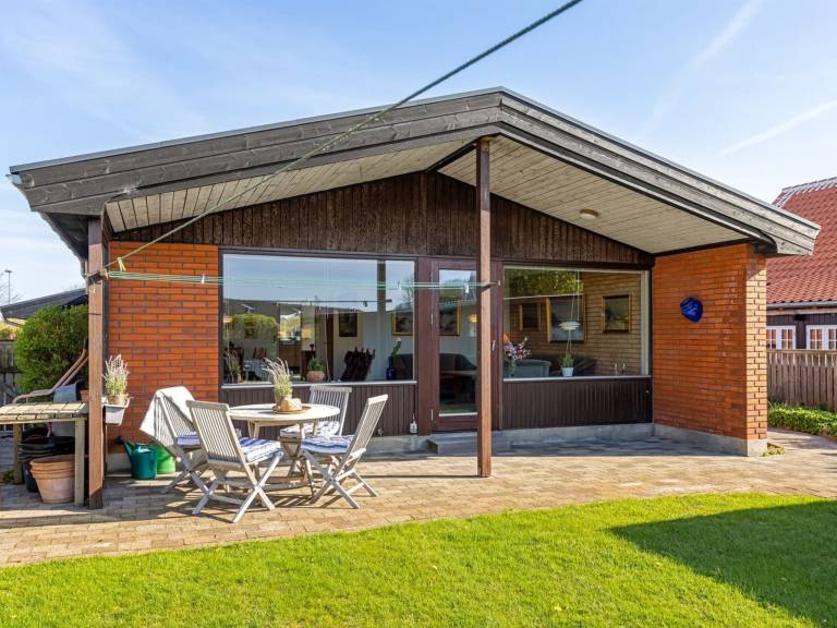 House with patio & barbecue in Skagen