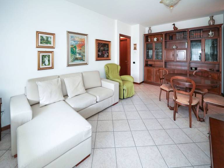 Apartment with patio — photo 3