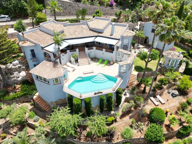 Spacious vacation home with patio, garden & private pool | Pet-friendly — photo 2