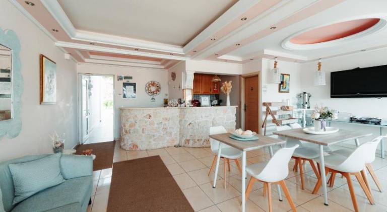 Serviced apartment with patio & yard | Close to the beach | Pet-friendly — photo 3