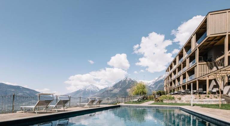 Nice serviced apartment with grill, pool & hot tub | Dogs allowed in Schenna