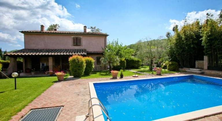 Farm with barbeque, pool & yard — photo 2
