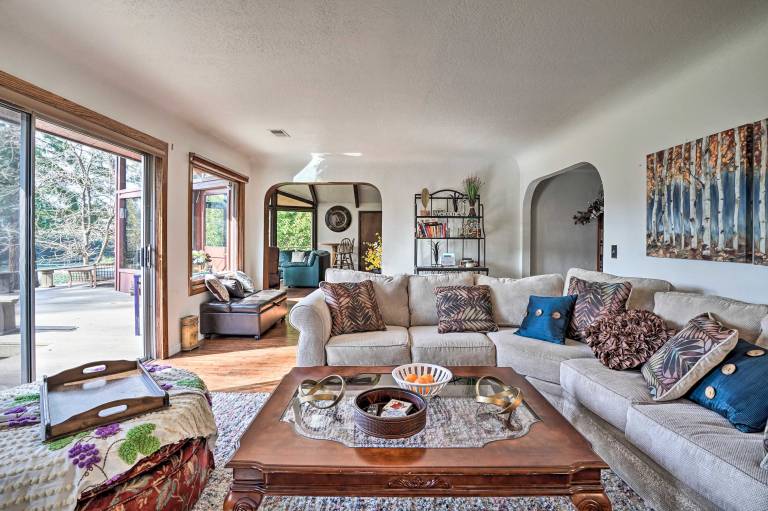 Hot Tub & Views: Spacious Getaway on Rogue River — photo 5