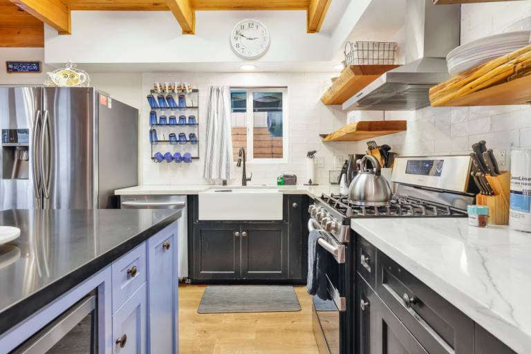 Cabin with jacuzzi, terrace & BBQ | Mountain view — photo 4