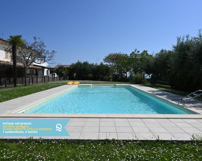 Holiday apartment with terrace, pool & yard — photo 2