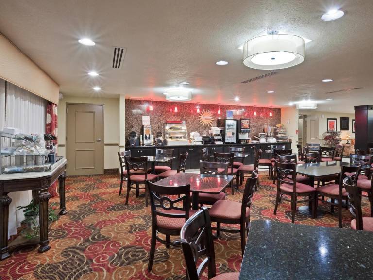 La Quinta Inn & Suites by Wyndham Salina — photo 4