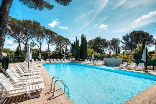 Serviced apartment with patio, yard & pool in Fréjus