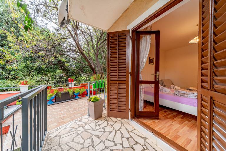 Rental apartment with barbeque, yard & patio | Dogs allowed in Orebic
