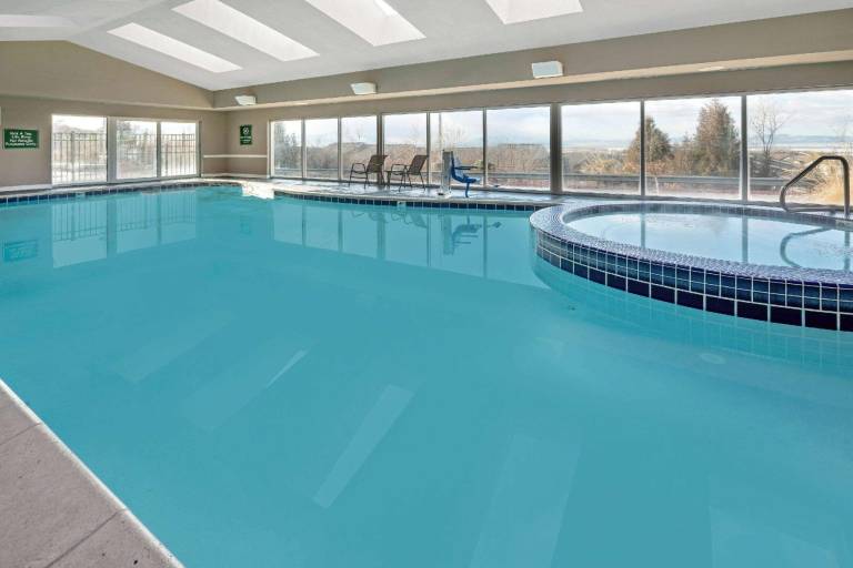 La Quinta Inn & Suites by Wyndham Orem University Parkway — photo 2