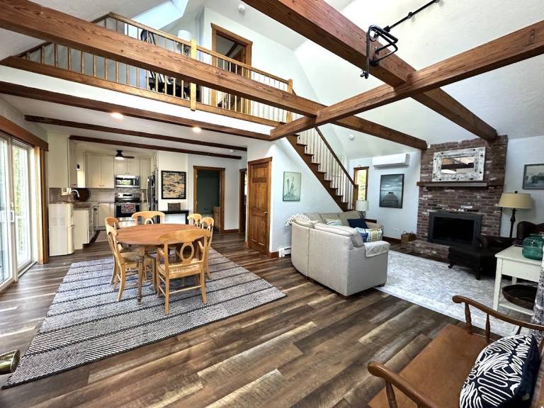 Charming Cape Cod home near Long Pond offers a quintessential vacation experience. — photo 5