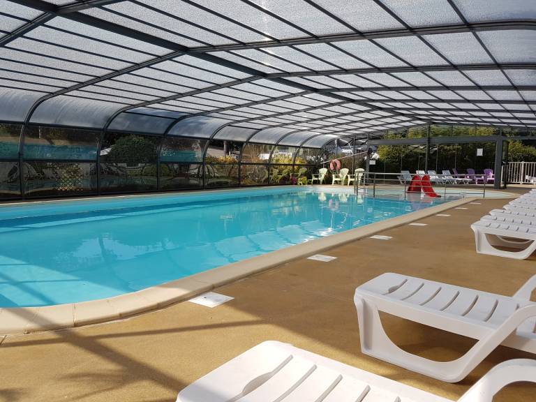 Bungalow with yard, pool & barbeque — photo 4