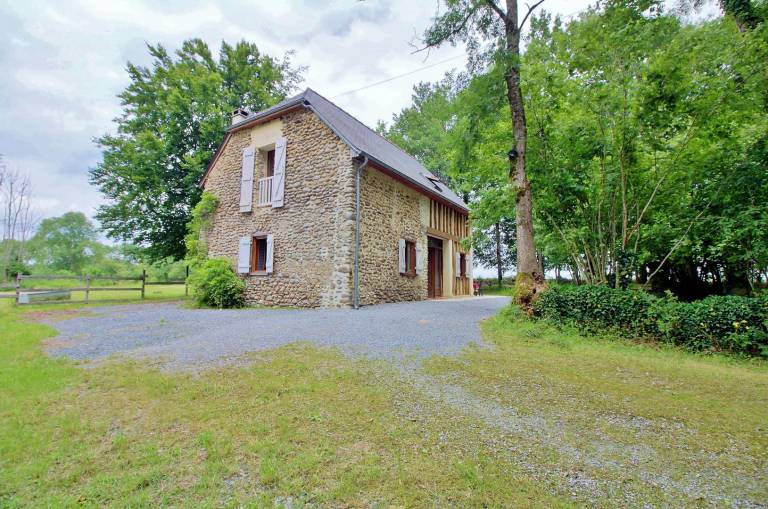 Gite with patio, barbeque & garden | Pets allowed — photo 3