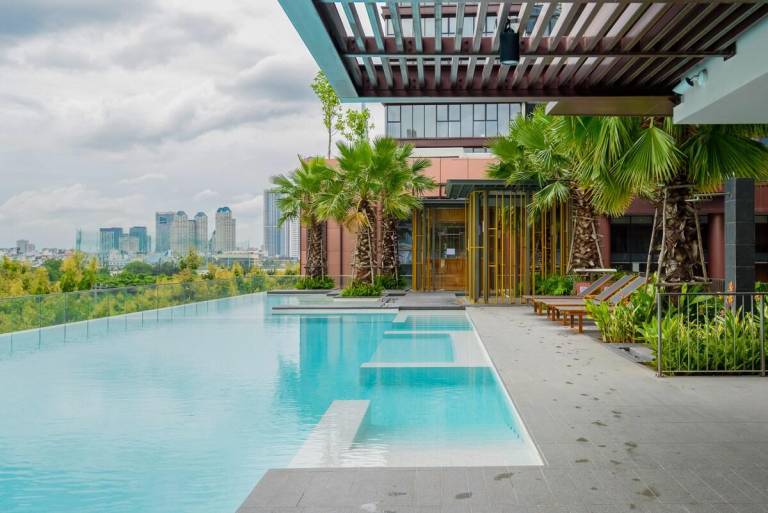 Holiday apartment with pool, BBQ & yard — photo 3
