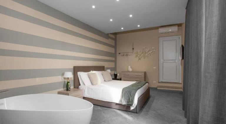 VIVERONE LAKE ROOMS in Roppolo
