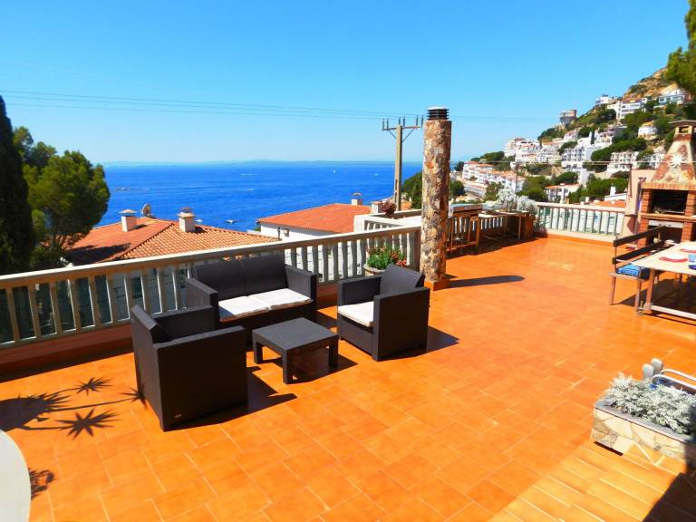 Fully equipped spacious house with barbeque, terrace & yard | Next to the beach | Pet-friendly — photo 2