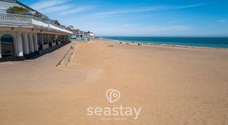 The Panoramic - Beach Front Apt - NO GUEST FEES — photo 4