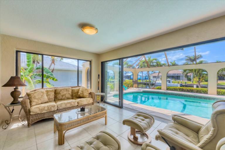 Vacation home with barbeque & private pool | Water view — photo 4
