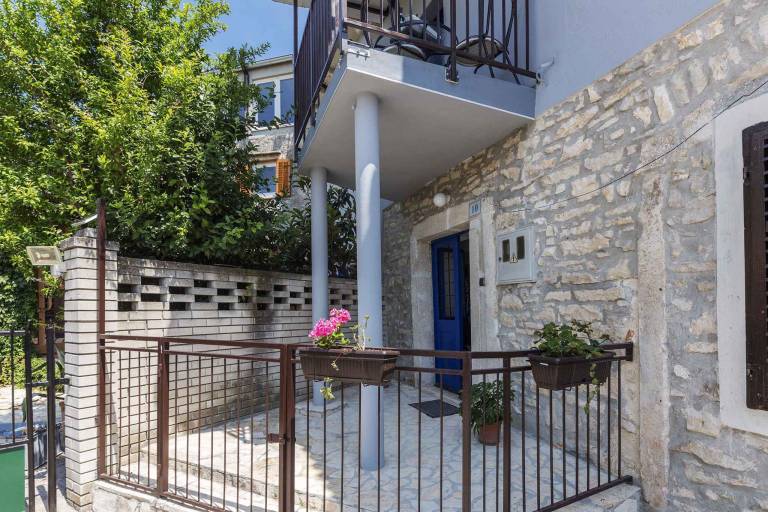 Vacation home with yard, BBQ & terrace — photo 4