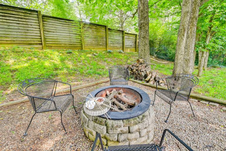 Family Home w Ping Pong & Fire Pit in Lexington